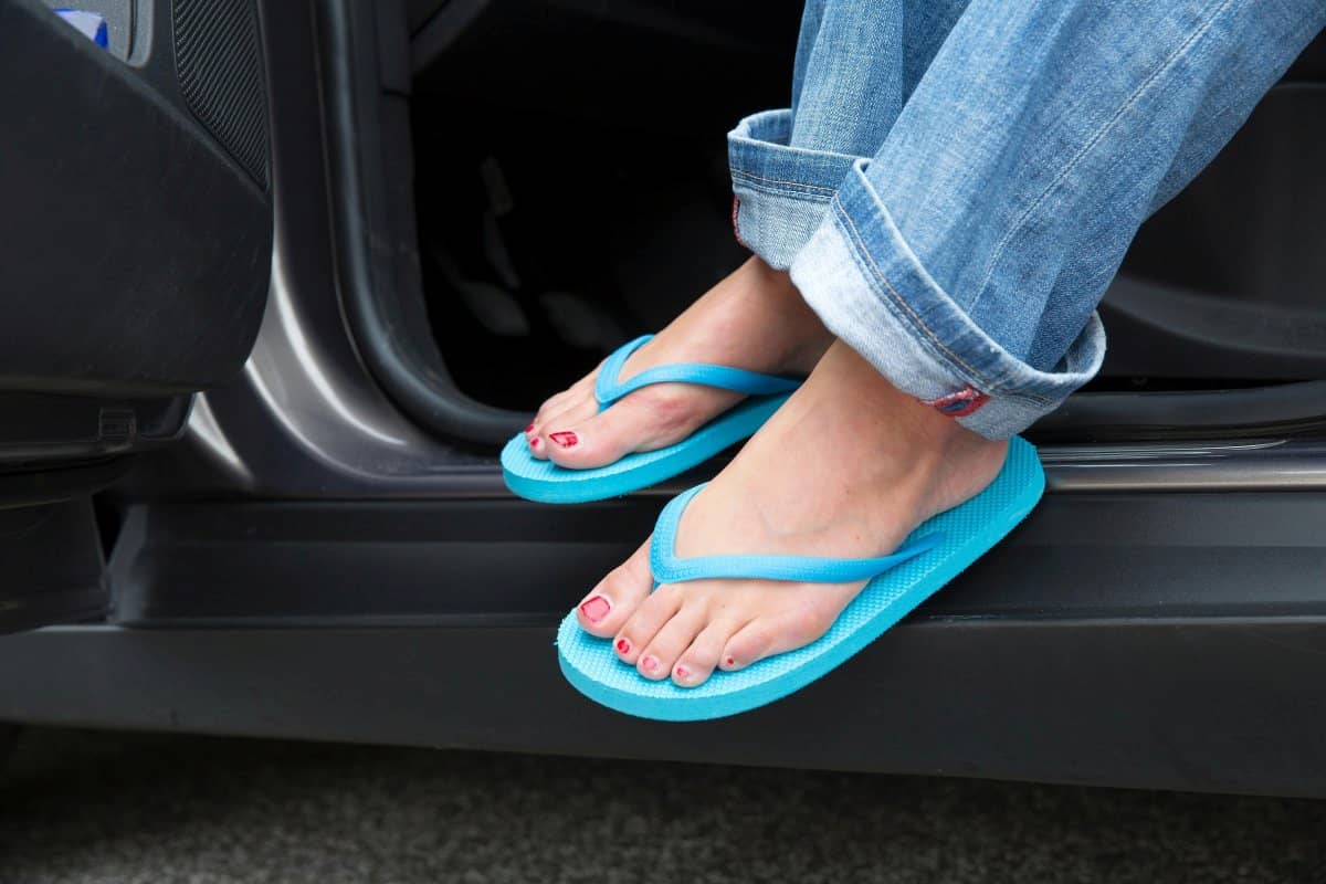  Buy The Latest Types of indoor and outdoor slippers 